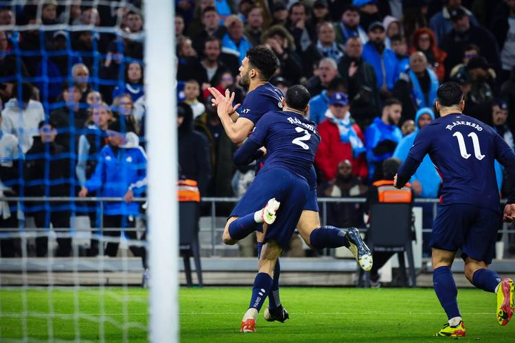 火船战裁判报告：申京勾手得分是进攻犯规，唯一漏判快船吃亏（火箭-快船战裁判报告：申京勾手应判进攻犯规，唯一漏判对快船不利）