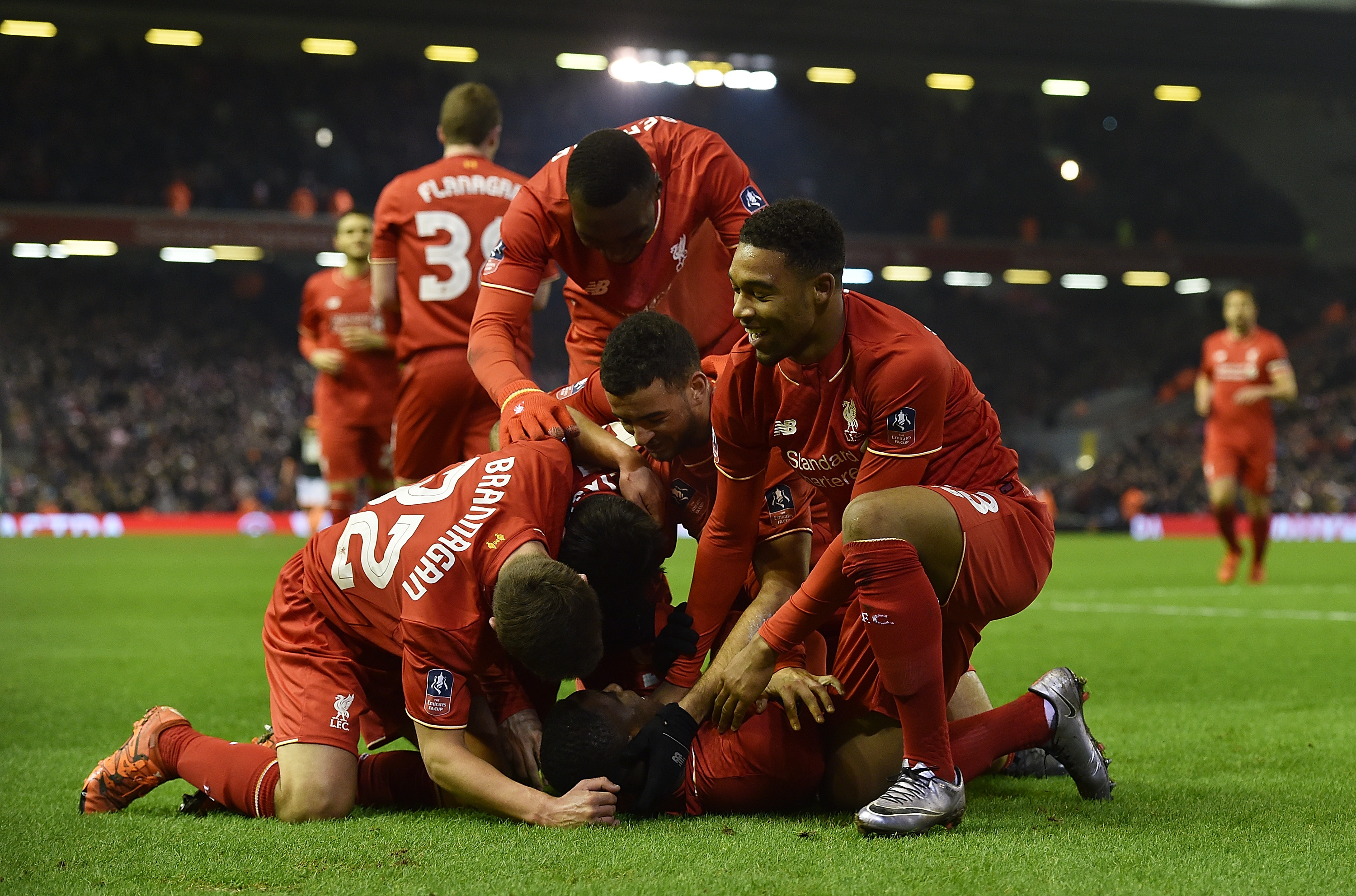 J联赛本赛季场均观众2.1万创新高，但低于中超2.57万（J联赛本季场均观众达2.1万刷新纪录，仍逊于中超2.57万）