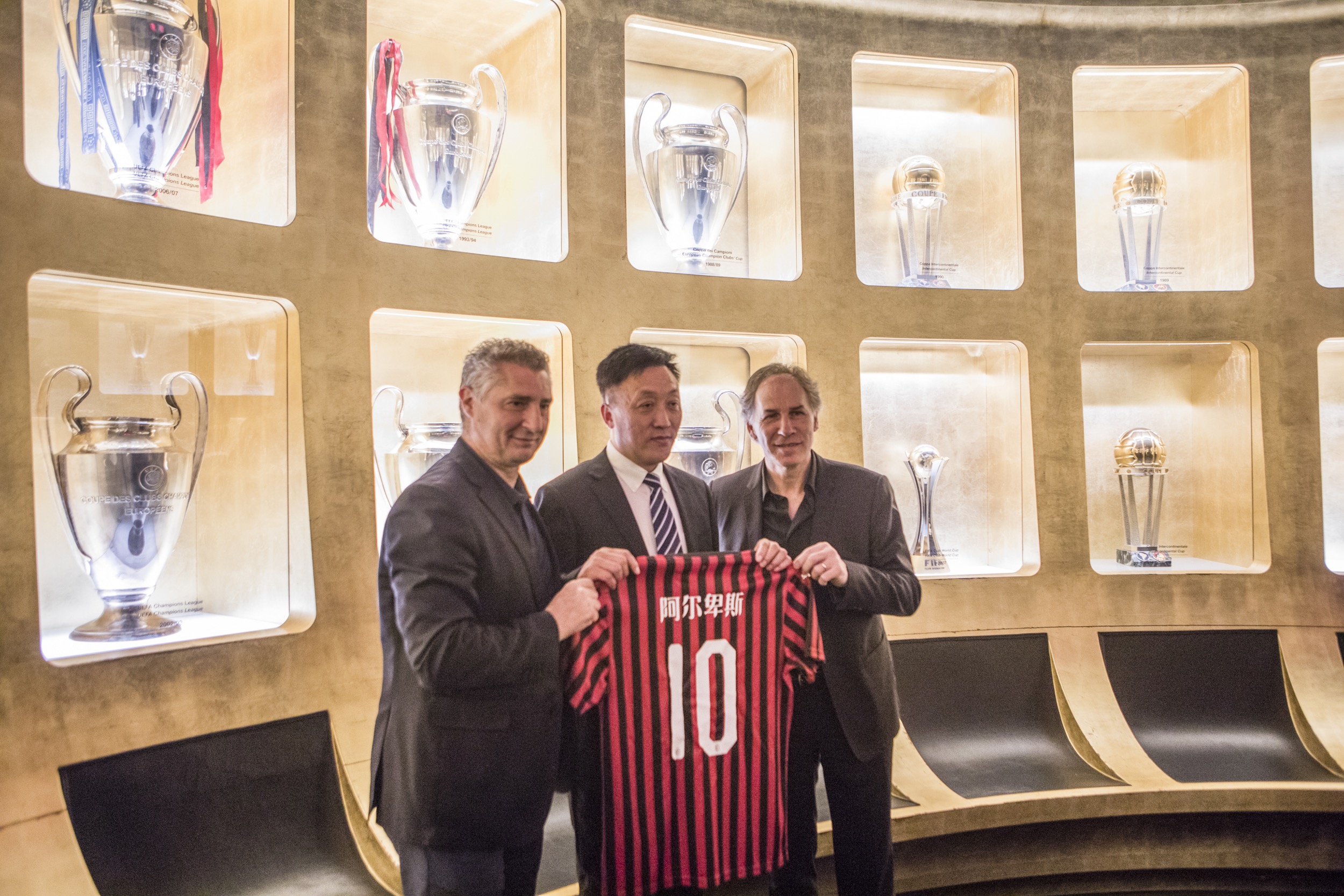 斯基拉：索默在国米的未来存疑，目前续约谈判陷入停滞（斯基拉：索默与国米续约停滞，未来去留成疑）