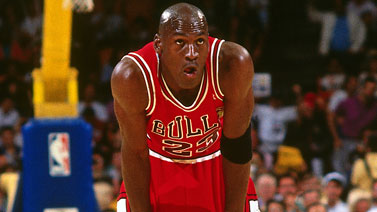 篮球CBA季后赛门票售罄，黄牛加价300%（CBA季后赛一票难求，黄牛价飙至原价三倍）