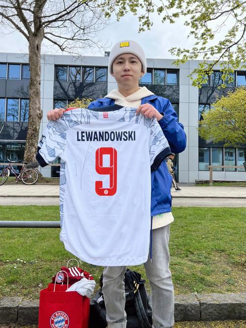 尤尔曼德：哈兰德是最好的前锋之一，但足球始终是团队运动（尤尔曼德：哈兰德跻身一流锋线，但足球归根结底是团队运动）