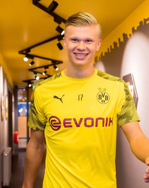 巴萨公布欧冠首发11人阵容迎战法兰克福（巴萨官宣欧冠战法兰克福首发11人名单）